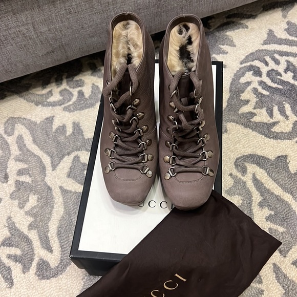 GUCCI Women’s Platform Fur Winter Boots. - Picture 10 of 10